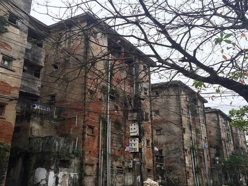 Khu tập thể 5 tầng (hay c&ograve;n gọi to&agrave; nh&agrave; chợ 5 tầng, phường Trần Đăng Ninh, TP Nam Định) được x&acirc;y dựng từ năm 1978, nay đ&atilde; xuống cấp
