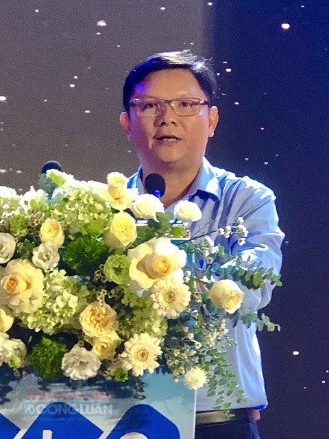 &Ocirc;ng L&ecirc; Đăng Tuấn tr&igrave;nh b&agrave;y tham luận.