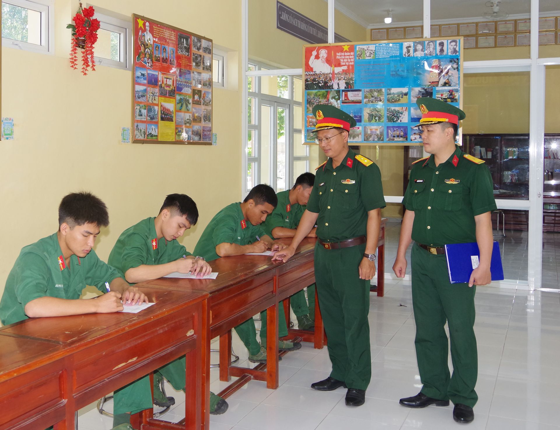 Chiến sĩ thực hiện phần thi trắc nghiệm kiến thức.