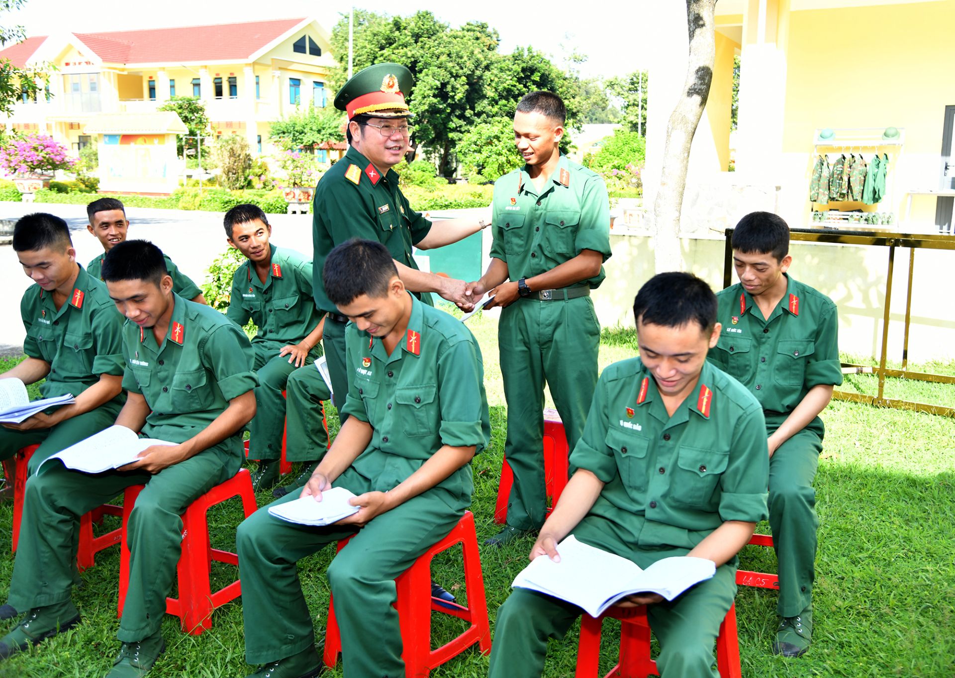 Đại t&aacute; Hồ Viết Quảng, Ủy vi&ecirc;n Ban Thường vụ Đảng ủy, Ph&oacute; Ch&iacute;nh ủy Sư đo&agrave;n 9 kiểm tra, động vi&ecirc;n hạ sĩ quan, binh sĩ tham gia kiểm tra.
