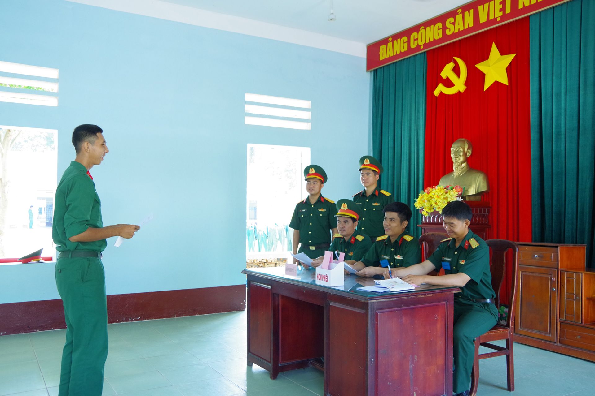 Chiến sĩ thực hiện nội dung kiểm tra vấn đ&aacute;p.