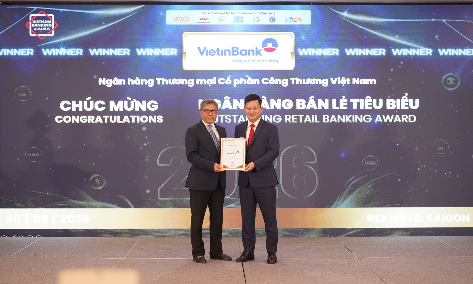 &Ocirc;ng Trần C&ocirc;ng Quỳnh L&acirc;n- Ph&oacute; Tổng Gi&aacute;m đốc phụ tr&aacute;ch Khối B&aacute;n lẻ VietinBank nhận giải thưởng Ng&acirc;n h&agrave;ng b&aacute;n lẻ ti&ecirc;u biểu 2026