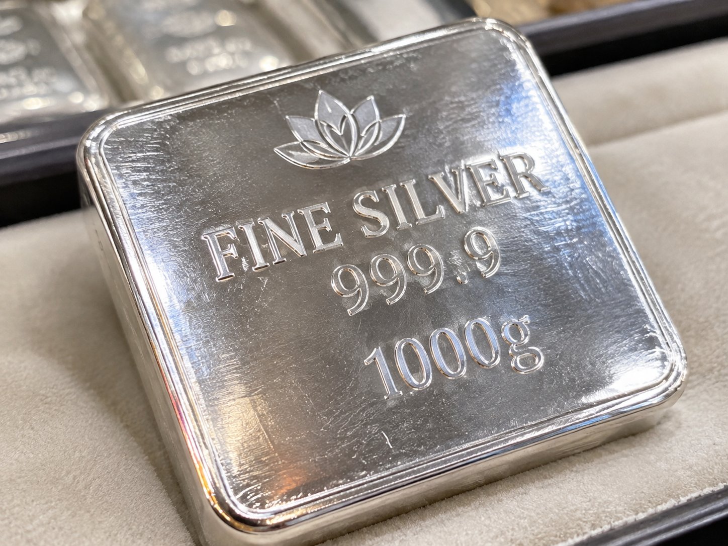 Giá bạc hôm nay 30/10: Suy giảm - Hình 1