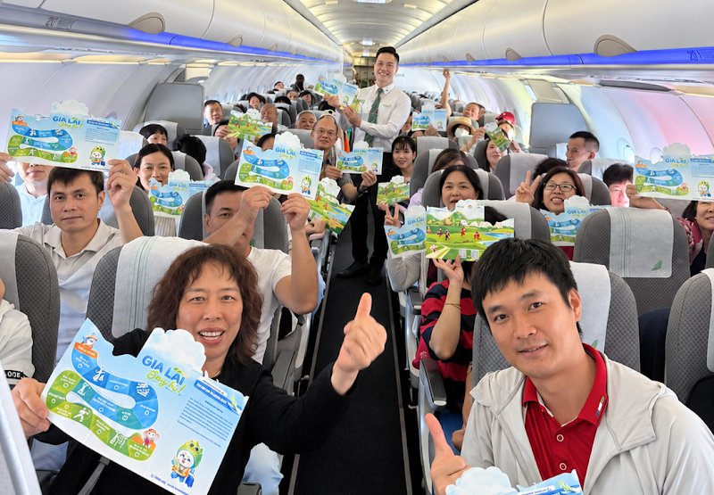 Hành khách hào hứng nhận những món quà mang dấu ấn Gia Lai trên chuyến bay Bamboo Airways. Hành khách hào hứng nhận những món quà mang dấu ấn Gia Lai trên chuyến bay Bamboo Airways.