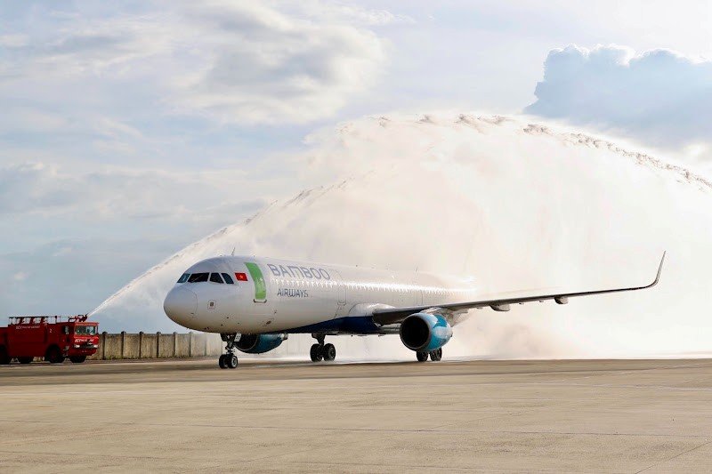 Nghi thức phun vòi rồng chào mừng chuyến bay thẳng quốc tế của Bamboo Airways khai trương đường cất hạ cánh số 2 của sân bay Phù Cát. Nghi thức phun vòi rồng chào mừng chuyến bay thẳng quốc tế của Bamboo Airways khai trương đường cất hạ cánh số 2 của sân bay Phù Cát.