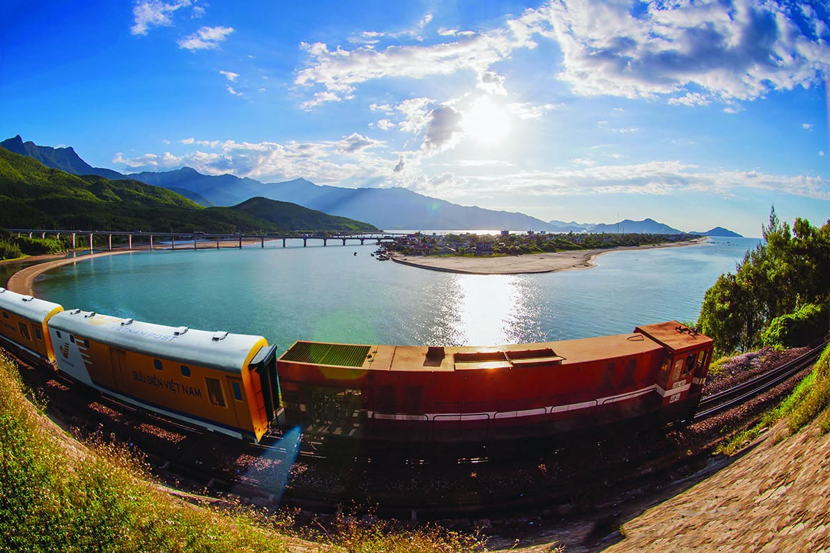 Vietnam Post phát triển mạng lưới vận hành rộng rãi khắp nơi, tăng cường kết nối hàng hóa giữa các miền miền, đáp ứng nhu cầu chuyển phát ngày càng đa dạng của khách hàng Vietnam Post phát triển mạng lưới vận hành rộng rãi khắp nơi, tăng cường kết nối hàng hóa giữa các miền miền, đáp ứng nhu cầu chuyển phát ngày càng đa dạng của khách hàng