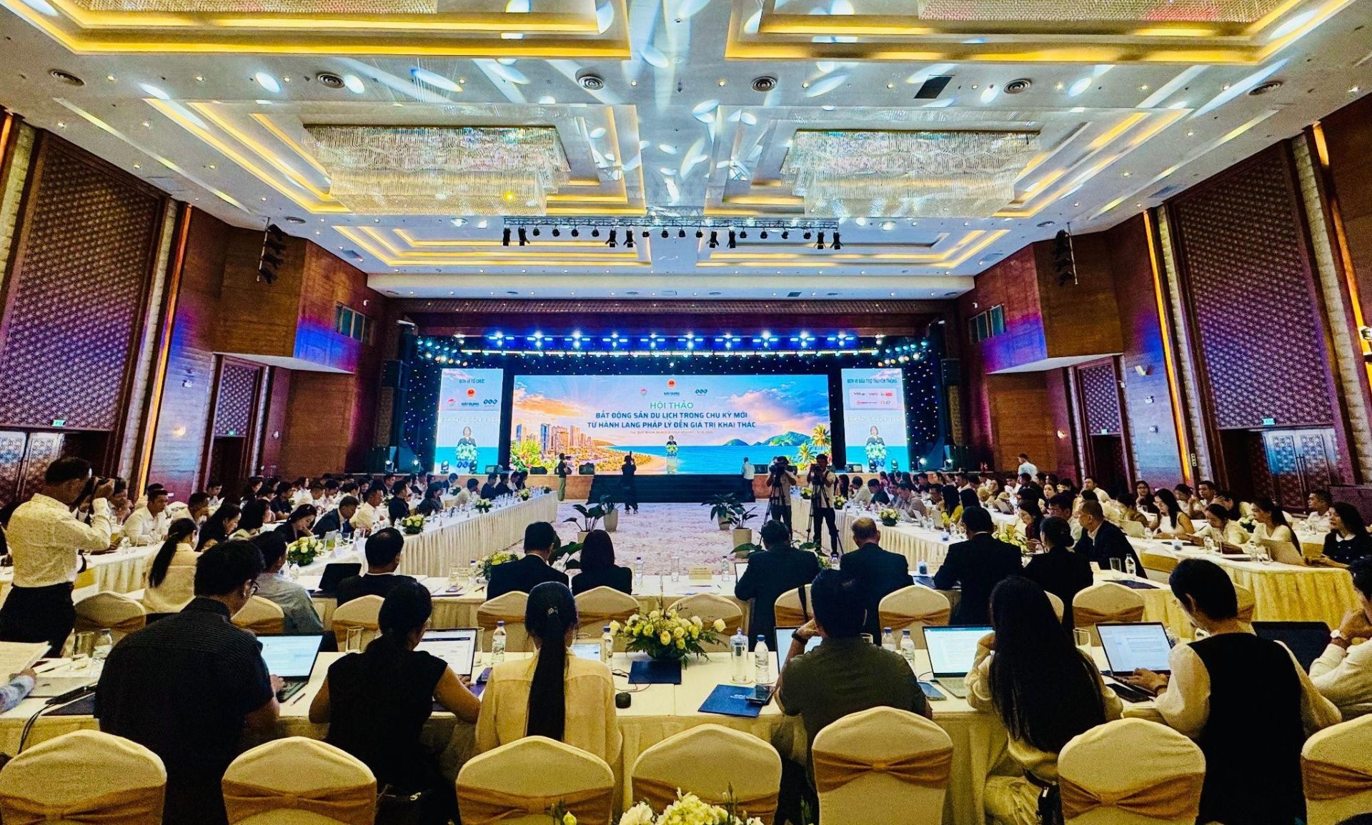 To&agrave;n cảnh Hội thảo &ldquo;Bất động sản du lịch trong chu kỳ mới: Từ h&agrave;nh lang ph&aacute;p l&yacute; đến gi&aacute; trị khai th&aacute;c&rdquo;