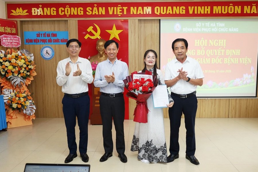 Lãnh đạo Đảng ủy UBND tỉnh, Sở Y tế Hà Tĩnh trao quyết định và tặng hoa chúc mừng bà Phạm Thị Phương Lãnh đạo Đảng ủy UBND tỉnh, Sở Y tế Hà Tĩnh trao quyết định và tặng hoa chúc mừng bà Phạm Thị Phương