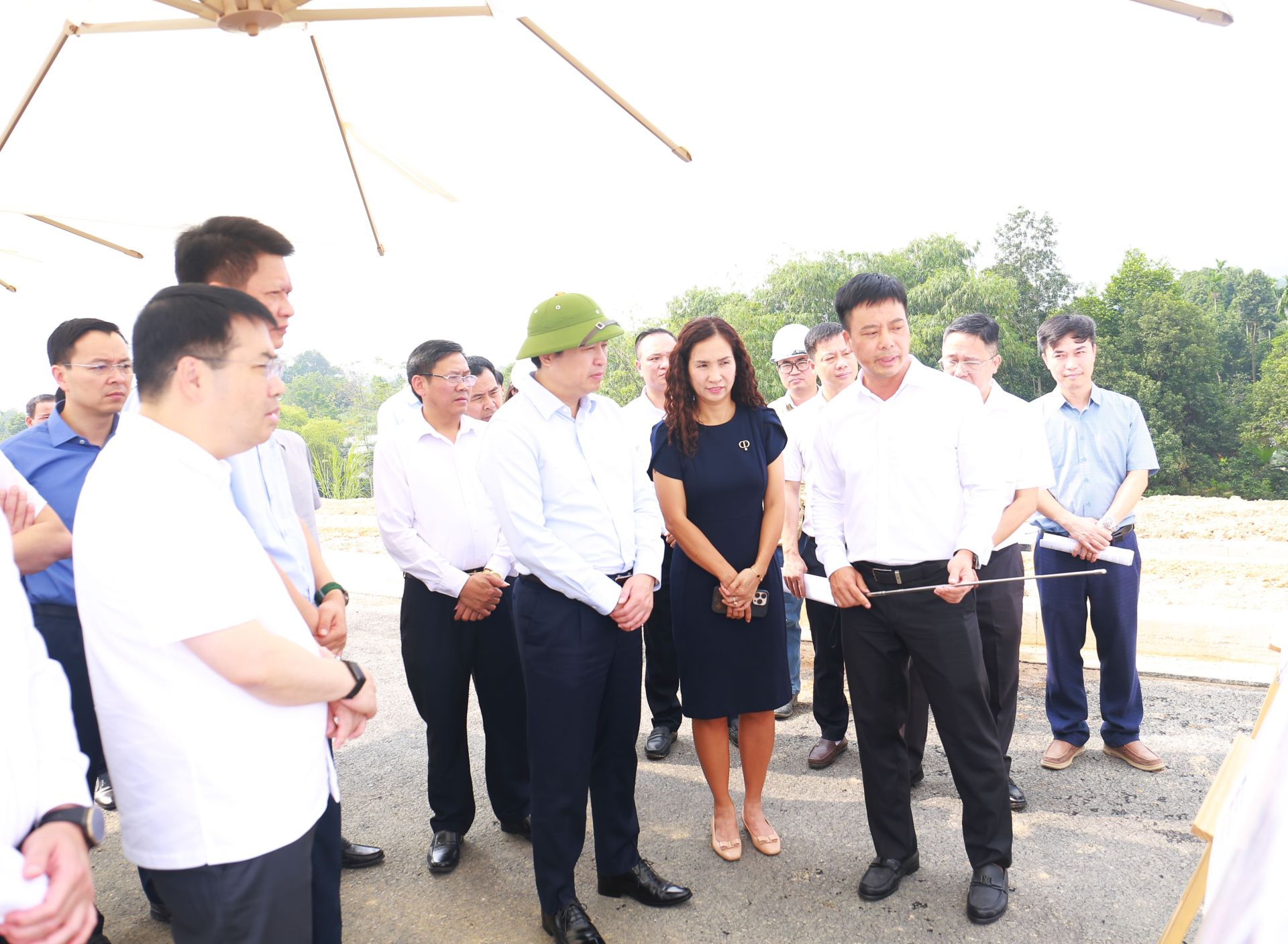 Bí thư Tỉnh ủy Lào Cai Dương Quốc Huy và Chủ tịch UBND tỉnh Lào Cai Nguyễn Tuấn Anh nghe báo cáo tiến độ triển khai Khu Công nghiệp Trấn Yên. Bí thư Tỉnh ủy Lào Cai Dương Quốc Huy và Chủ tịch UBND tỉnh Lào Cai Nguyễn Tuấn Anh nghe báo cáo tiến độ triển khai Khu Công nghiệp Trấn Yên.