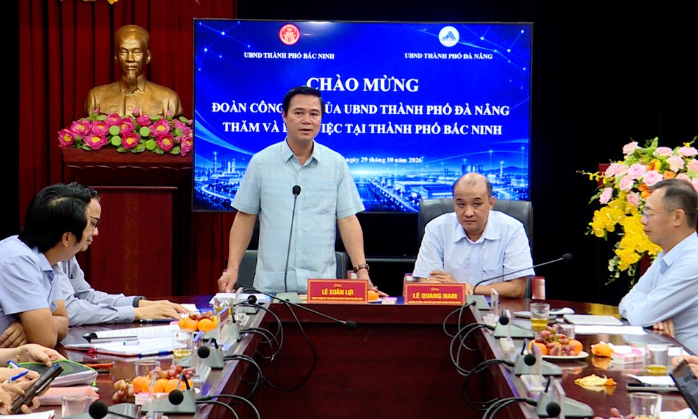 Phó Chủ tịch UBND thành phố Lê Xuân Lợi trao đổi thông tin của Bắc Ninh với Đoàn công tác thành phố Đà Nẵng. Phó Chủ tịch UBND thành phố Lê Xuân Lợi trao đổi thông tin của Bắc Ninh với Đoàn công tác thành phố Đà Nẵng.