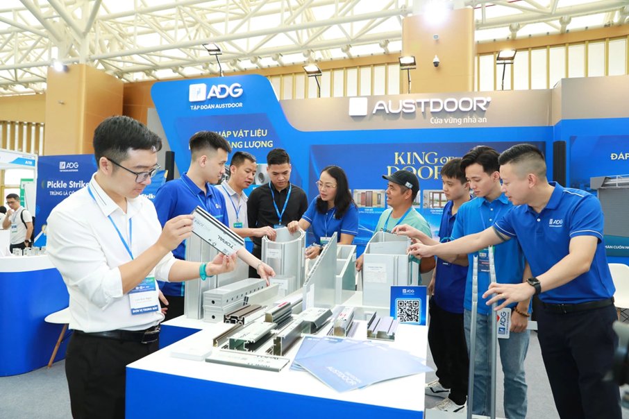 Tập đoàn Austdoor (ADG) đồng hành cùng khách hàng từ lựa chọn sản phẩm đến hoàn thiện công trình (Ảnh: Tập đoàn Austdoor). Tập đoàn Austdoor (ADG) đồng hành cùng khách hàng từ lựa chọn sản phẩm đến hoàn thiện công trình (Ảnh: Tập đoàn Austdoor).