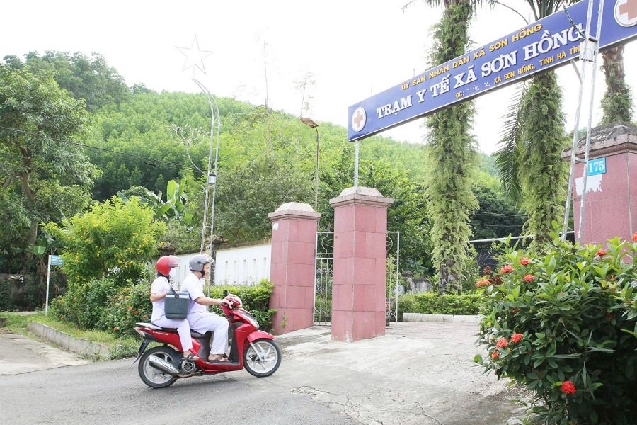 Vận chuyển vắc xin về trạm y tế xã Vận chuyển vắc xin về trạm y tế xã