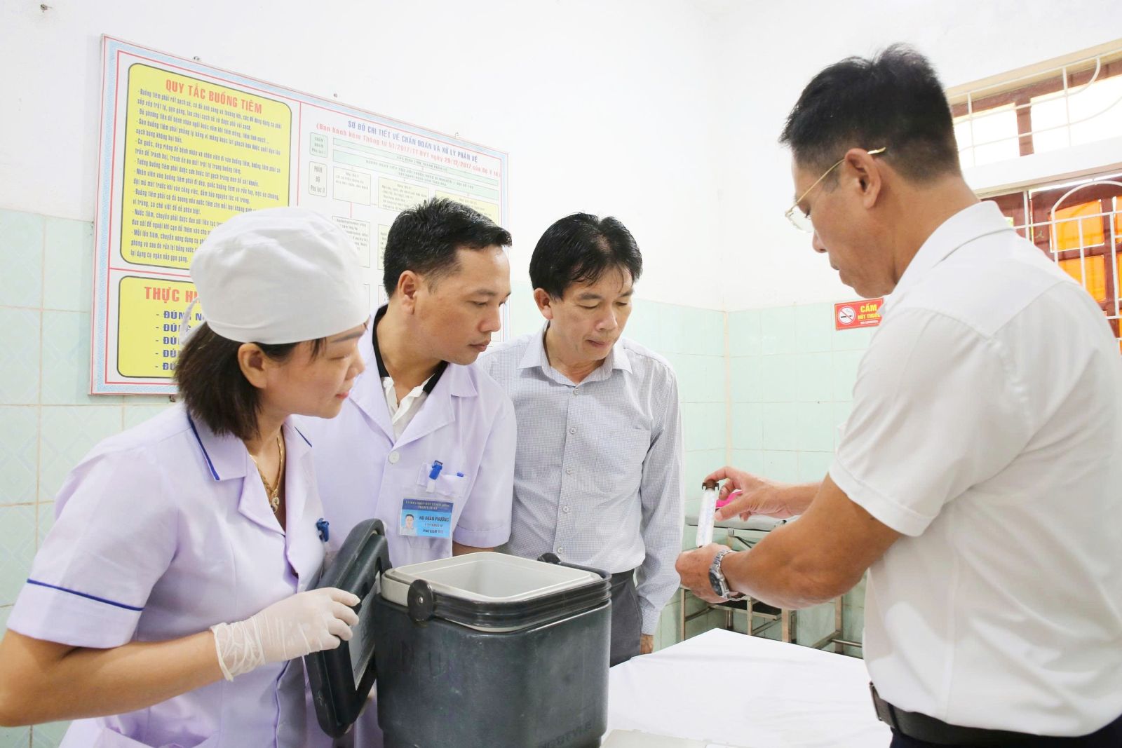 Kiểm tra việc bảo quản vắc xin tại trạm y tế xã Kiểm tra việc bảo quản vắc xin tại trạm y tế xã