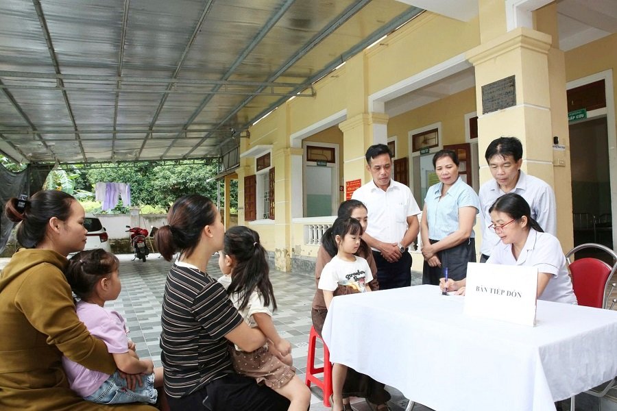 Đón tiếp, khám sàng lọc, tư vấn cho người dân trước khi cho trẻ uống vắc xin Đón tiếp, khám sàng lọc, tư vấn cho người dân trước khi cho trẻ uống vắc xin