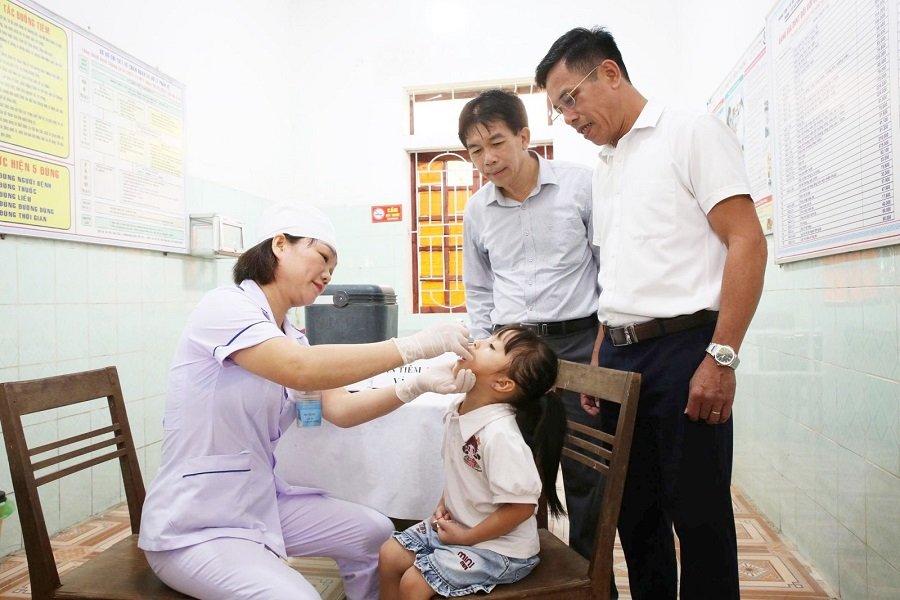 Giám sát việc cho trẻ uống vắc xin quy trình Giám sát việc cho trẻ uống vắc xin quy trình