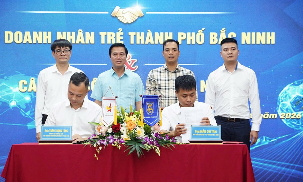 Ph&oacute; Chủ tịch UBND th&agrave;nh phố L&ecirc; Xu&acirc;n Lợi v&agrave; c&aacute;c đại biểu chứng kiến lễ k&yacute; kết t&agrave;i trợ giữa Hội Doanh nh&acirc;n trẻ th&agrave;nh phố v&agrave; C&acirc;u lạc bộ B&oacute;ng đ&aacute; Bắc Ninh.