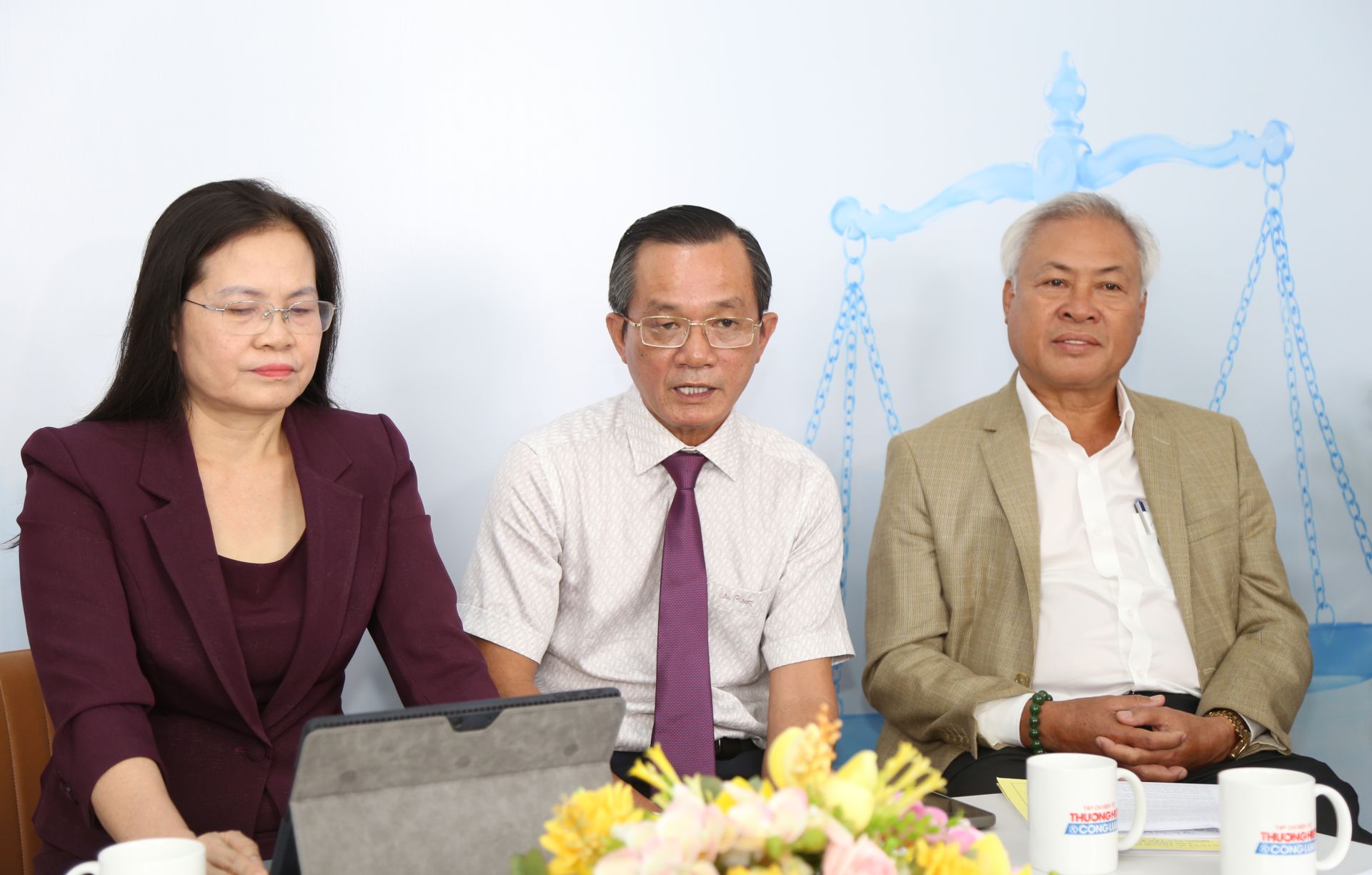 2. Nh&agrave; b&aacute;o Nguyễn Đức Hiển đề xuất đa dạng h&oacute;a h&igrave;nh thức truyền th&ocirc;ng để gi&uacute;p người d&acirc;n nhận diện thủ đoạn mạo danh luật sư tr&ecirc;n kh&ocirc;ng gian mạng.