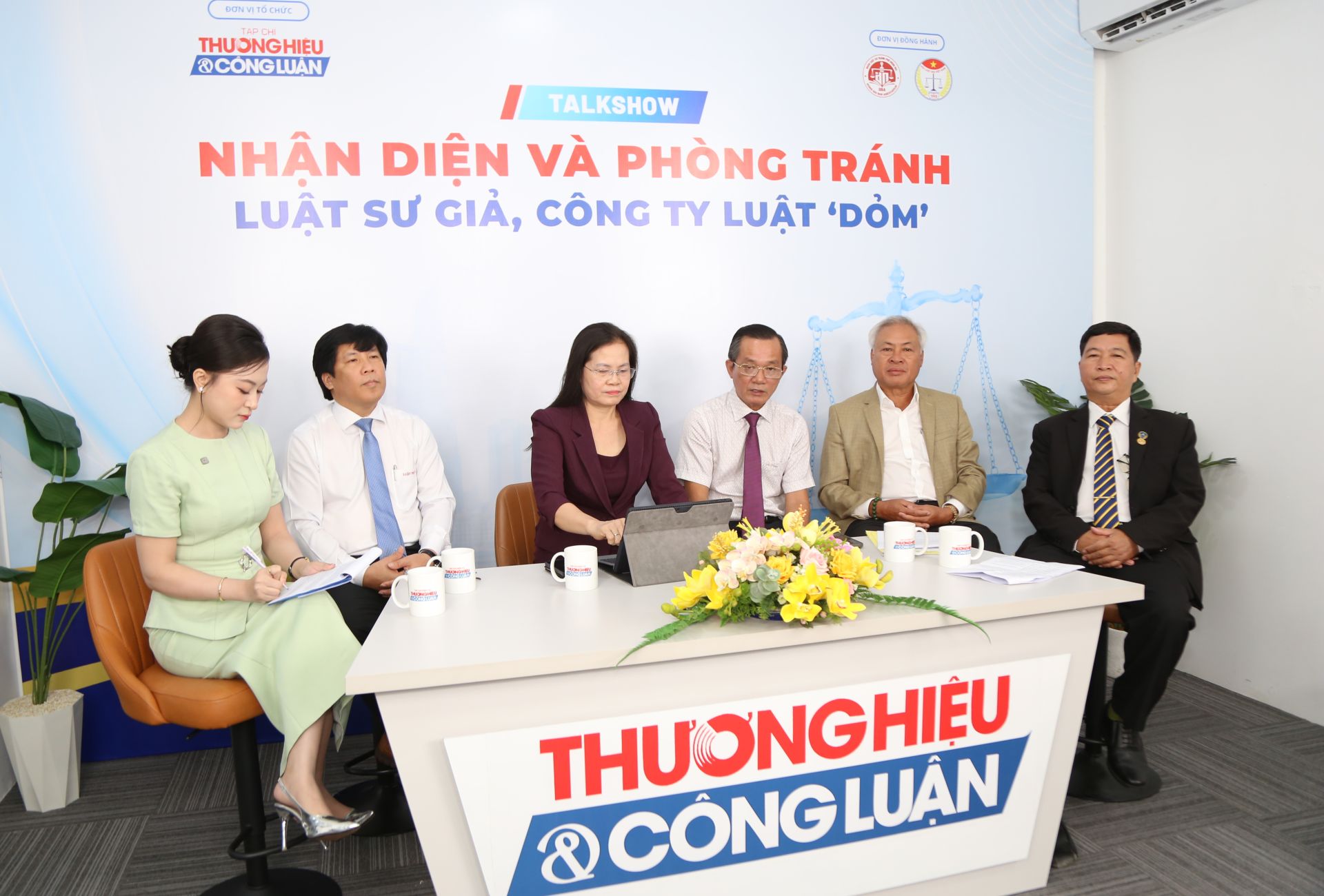 B&agrave; Nguyễn Thị Hồng Hạnh khuyến c&aacute;o người d&acirc;n kiểm tra th&ocirc;ng tin từ nguồn ch&iacute;nh thống trước khi k&yacute; hợp đồng, giao hồ sơ hoặc chuyển tiền cho người cung cấp dịch vụ ph&aacute;p l&yacute;.