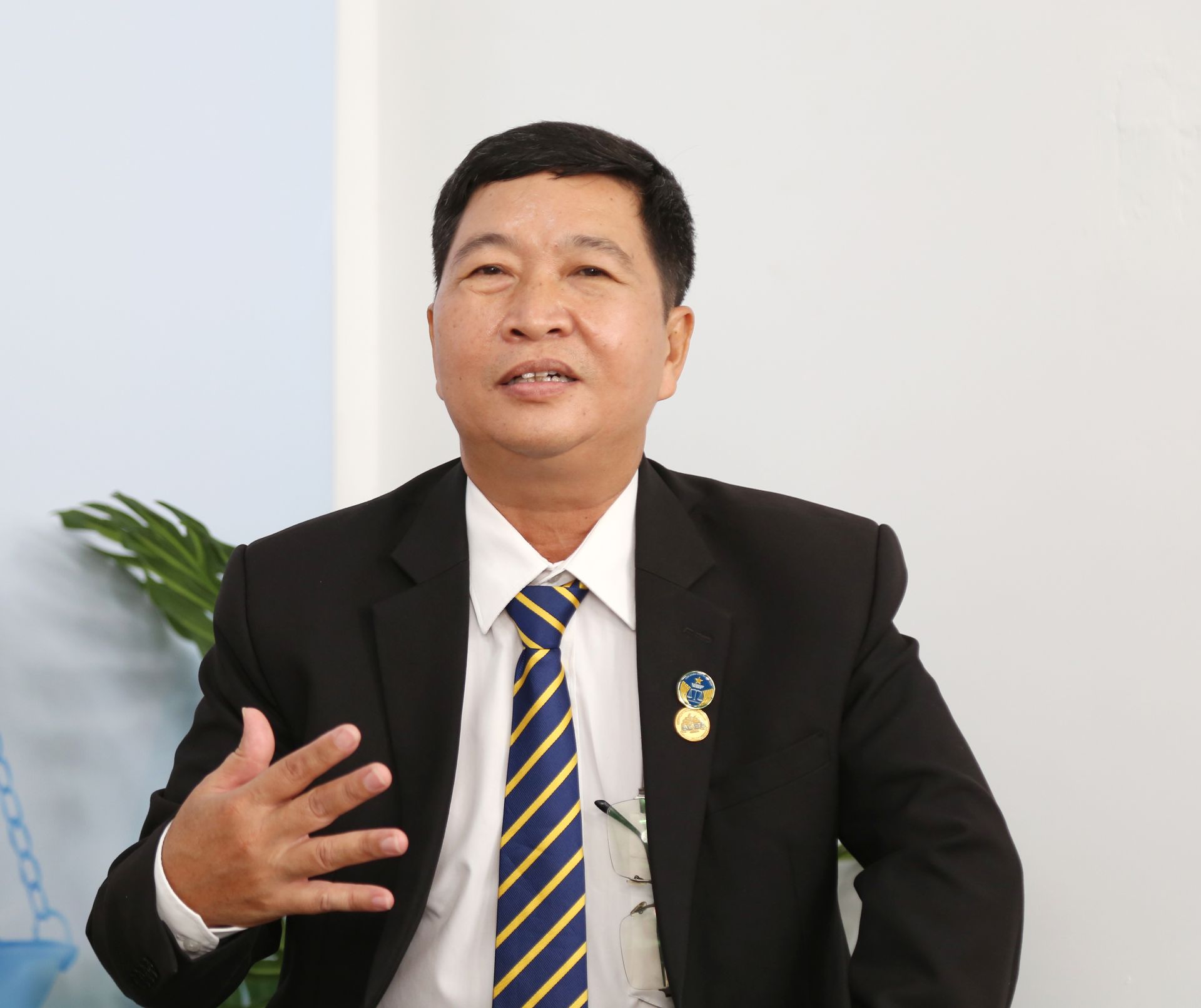 Thạc sĩ, Luật sư Vũ Quốc Toản ph&acirc;n t&iacute;ch những thủ đoạn c&aacute;c đối tượng thường sử dụng để tạo l&ograve;ng tin, dụ dỗ người d&acirc;n sử dụng dịch vụ ph&aacute;p l&yacute; kh&ocirc;ng hợp ph&aacute;p.
