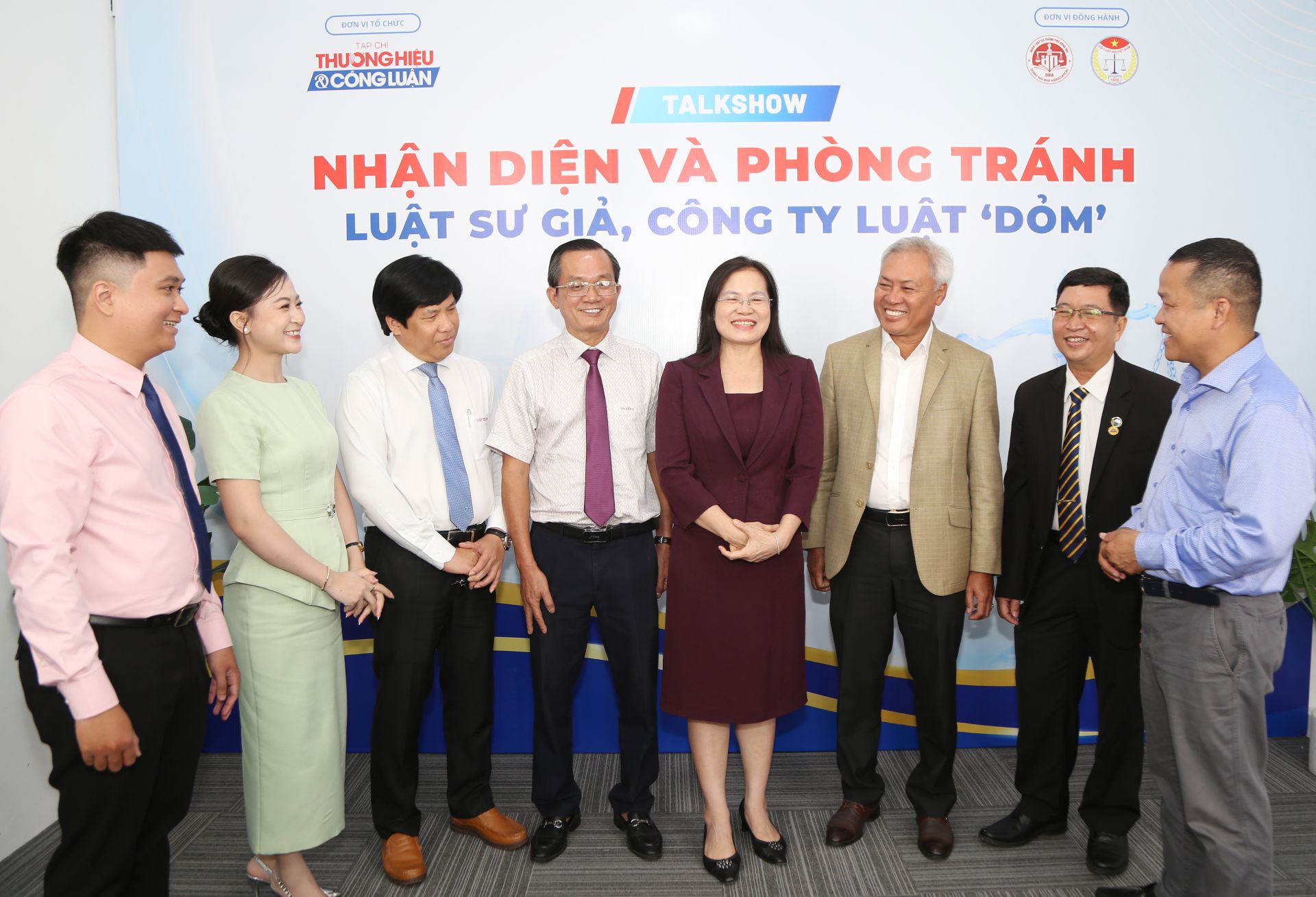 C&aacute;c kh&aacute;ch mời tiếp tục thảo luận về giải ph&aacute;p tăng cường phối hợp giữa cơ quan quản l&yacute;, tổ chức luật sư v&agrave; b&aacute;o ch&iacute; nhằm bảo vệ quyền lợi người d&acirc;n.