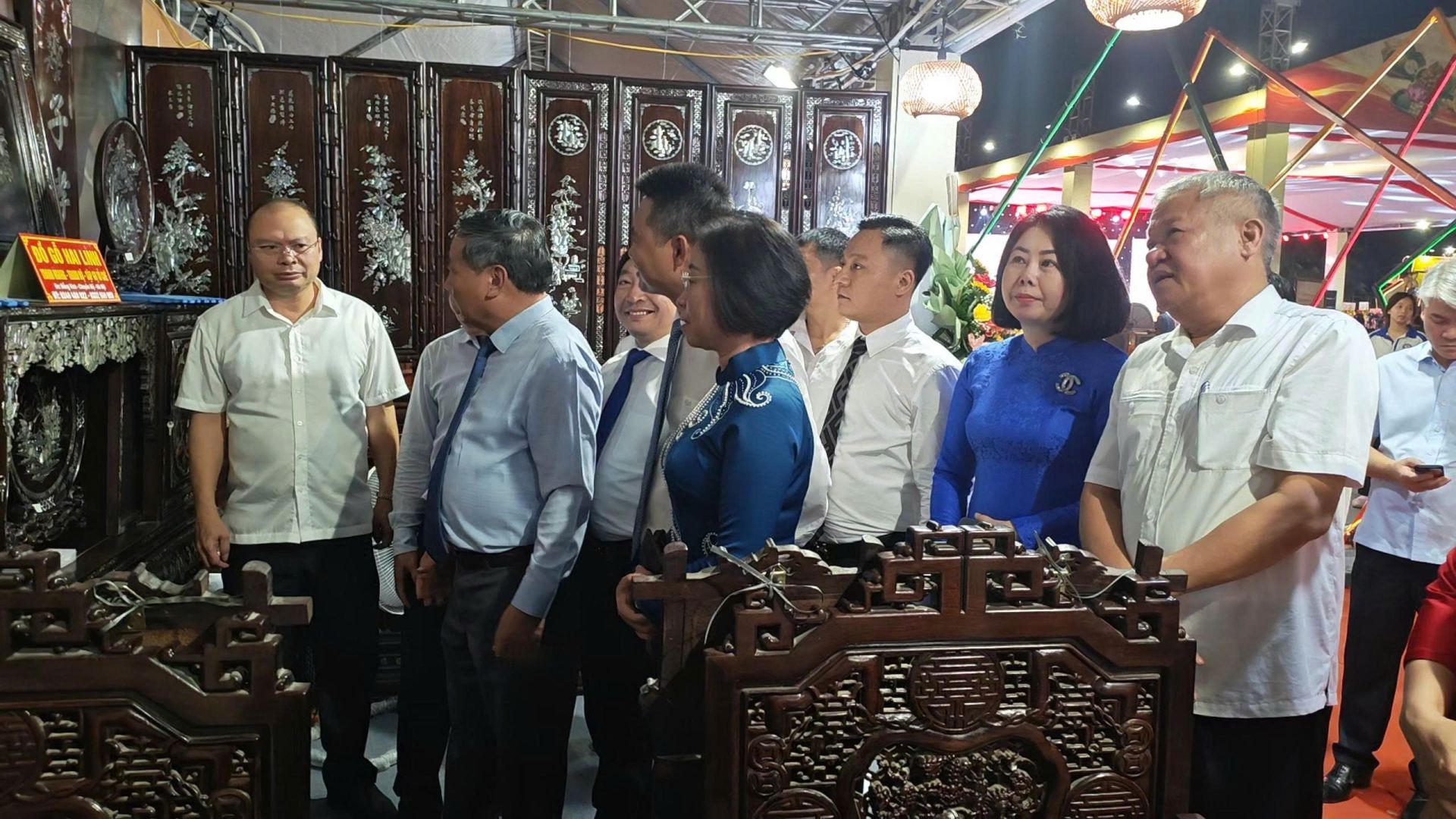 Phó Bí thư Thành ủy Hà Nội Nguyễn Văn Phong cùng các đại biểu tham quan gian hàng tại Lễ hội vinh danh làng nghề và Tuần lễ quảng bá nông sản, đặc sản vùng miền Hà Nội năm 2026. Phó Bí thư Thành ủy Hà Nội Nguyễn Văn Phong cùng các đại biểu tham quan gian hàng tại Lễ hội vinh danh làng nghề và Tuần lễ quảng bá nông sản, đặc sản vùng miền Hà Nội năm 2026.