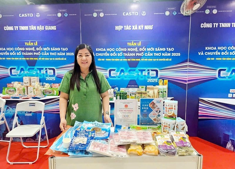 Giám đốc Hợp tác xã Kỳ Như Nguyễn Kim Thùy với sản phẩm của HTX Kỳ Như tại hội chợ triển lãm trong nước. (Ảnh: Khánh Nam) Giám đốc Hợp tác xã Kỳ Như Nguyễn Kim Thùy với sản phẩm của HTX Kỳ Như tại hội chợ triển lãm trong nước. (Ảnh: Khánh Nam)