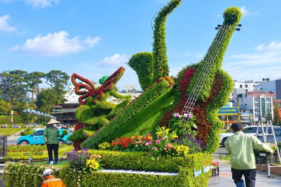 Mô hình kèn saxophone và đàn guitar được kết bằng hoa, cây cảnh. (Ảnh: Dalat Hasfarm) Mô hình kèn saxophone và đàn guitar được kết bằng hoa, cây cảnh. (Ảnh: Dalat Hasfarm)