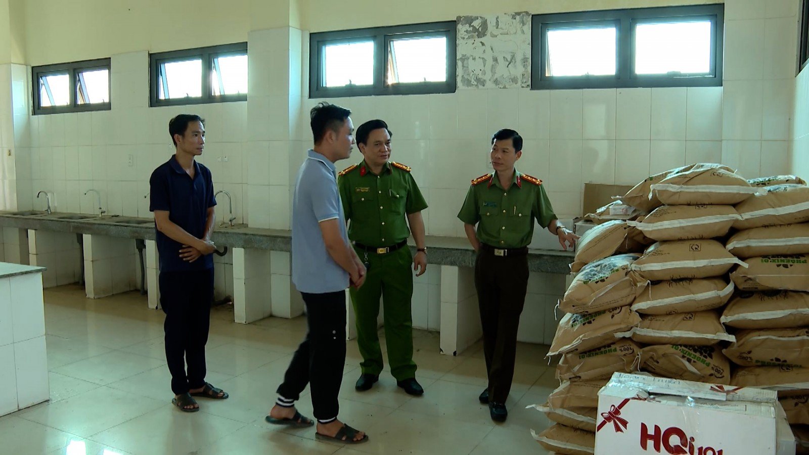 Vấn nạn phôn bón giả đang khiến các doanh nghiệp sản xuất, kinh doanh phân bón trong nước phải “gồng mình” gánh chịu những hệ luỵ vô cùng lớn, về uy tín, thương hiệu. Ảnh: congan.cantho.gov.vn Vấn nạn phôn bón giả đang khiến các doanh nghiệp sản xuất, kinh doanh phân bón trong nước phải “gồng mình” gánh chịu những hệ luỵ vô cùng lớn, về uy tín, thương hiệu. Ảnh: congan.cantho.gov.vn