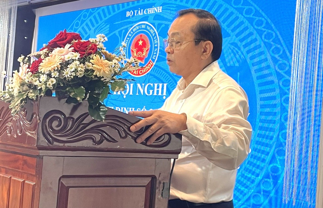 Thứ trưởng Bộ Tài chính Lê Tấn Cận phát biểu với Hội nghị Thứ trưởng Bộ Tài chính Lê Tấn Cận phát biểu với Hội nghị