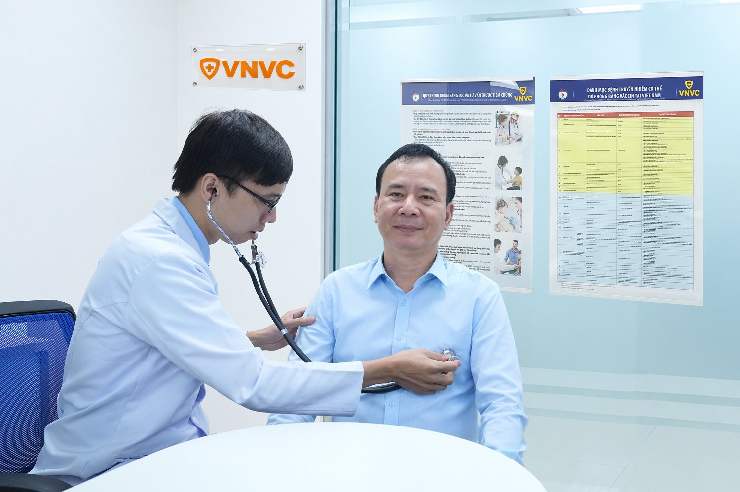 Nhiều người cao tuổi đến các Trung tâm Tiêm chủng VNVC để tìm hiểu và tiêm loại vắc xin chuyên biệt, giúp tăng cường hiệu quả trên nhóm suy giảm miễn dịch, tuổi cao. Ảnh: Mộc Thảo Nhiều người cao tuổi đến các Trung tâm Tiêm chủng VNVC để tìm hiểu và tiêm loại vắc xin chuyên biệt, giúp tăng cường hiệu quả trên nhóm suy giảm miễn dịch, tuổi cao. Ảnh: Mộc Thảo