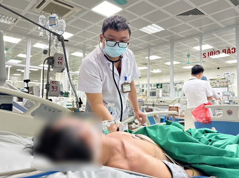 Cụ ông 65 tuổi, ở Hà Nội có bệnh phổi tắc nghẽn mạn tính (COPD) mắc cúm bị suy hô hấp, phải thở máy tại Bệnh viện Bệnh Nhiệt đới Trung ương. Ảnh: Bệnh viện Bệnh Nhiệt đới Trung ương Cụ ông 65 tuổi, ở Hà Nội có bệnh phổi tắc nghẽn mạn tính (COPD) mắc cúm bị suy hô hấp, phải thở máy tại Bệnh viện Bệnh Nhiệt đới Trung ương. Ảnh: Bệnh viện Bệnh Nhiệt đới Trung ương