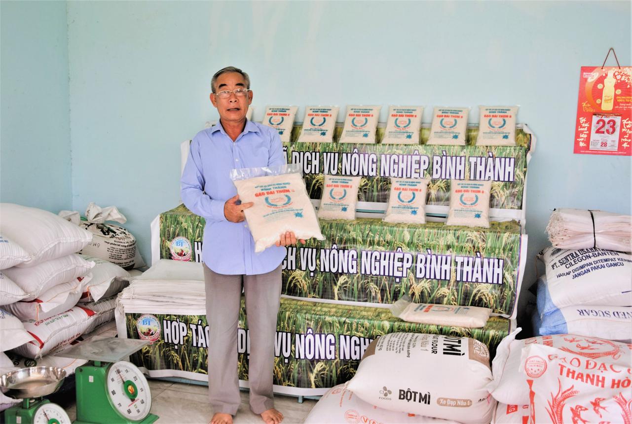 Thành viên giới thiệu sản phẩm gạo của Hợp tác xã Dịch vụ nông nghiệp Bình Thành. Ảnh tư liệu được công bố bởi tổ chức Rikolto trong bài viết về sản xuất lúa gạo bền vững. Thành viên giới thiệu sản phẩm gạo của Hợp tác xã Dịch vụ nông nghiệp Bình Thành. Ảnh tư liệu được công bố bởi tổ chức Rikolto trong bài viết về sản xuất lúa gạo bền vững.