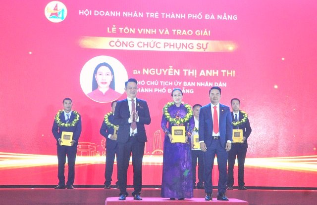 Ph&oacute; chủ tịch UBND TP.Đ&agrave; Nẵng Nguyễn Thị Anh Thi nhận Giải thưởng 