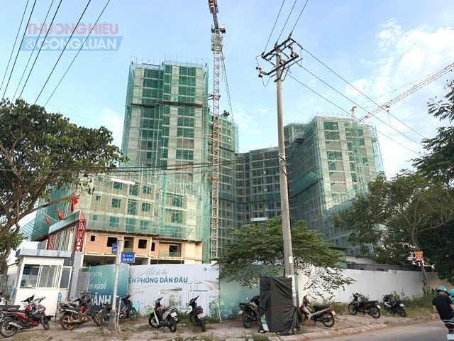 Tại dự án nhà ở xã hội thuộc khu tái định cư Hòa Hiệp 4, thông báo công khai cho biết có 277 căn hộ tiếp nhận hồ sơ đăng ký mua từ ngày 25/10 đến 30/11/2026. Ảnh: Hoàng Hữu Quyết. Tại dự án nhà ở xã hội thuộc khu tái định cư Hòa Hiệp 4, thông báo công khai cho biết có 277 căn hộ tiếp nhận hồ sơ đăng ký mua từ ngày 25/10 đến 30/11/2026. Ảnh: Hoàng Hữu Quyết.