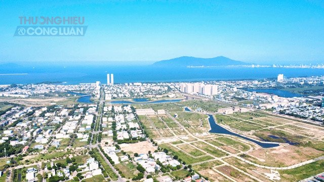 Doanh thu dịch vụ bất động sản tại TP.Đà Nẵng tăng mạnh trong tháng 10/2026, nhưng dữ liệu giao dịch nhà ở quý III cho thấy sức mua phân hóa. Ảnh: Hoàng Hữu Gia Bảo. Doanh thu dịch vụ bất động sản tại TP.Đà Nẵng tăng mạnh trong tháng 10/2026, nhưng dữ liệu giao dịch nhà ở quý III cho thấy sức mua phân hóa. Ảnh: Hoàng Hữu Gia Bảo.