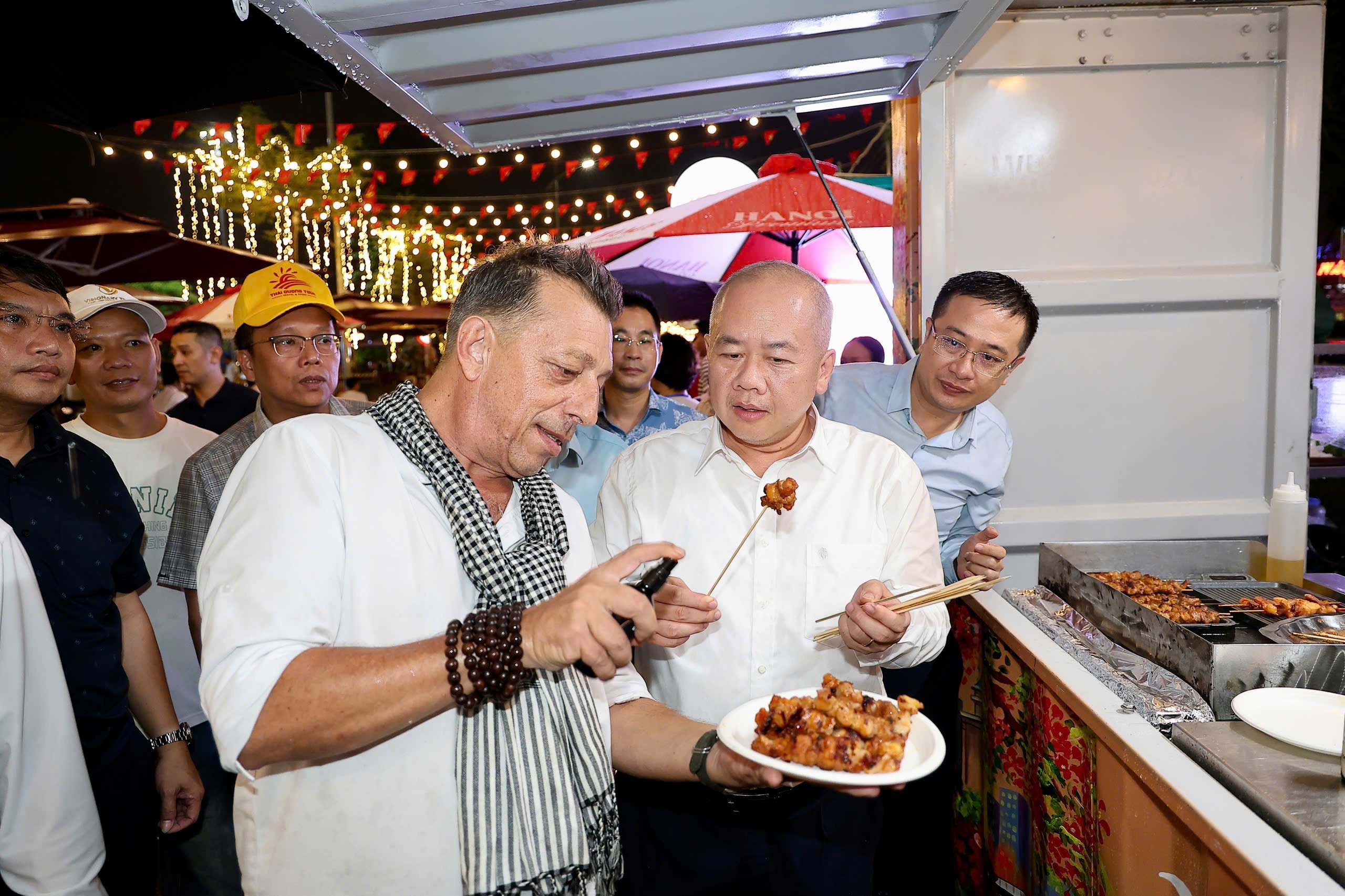 Chủ tịch UBND thành phố Đỗ Thành Trung tham quan các gian hàng. Chủ tịch UBND thành phố Đỗ Thành Trung tham quan các gian hàng.