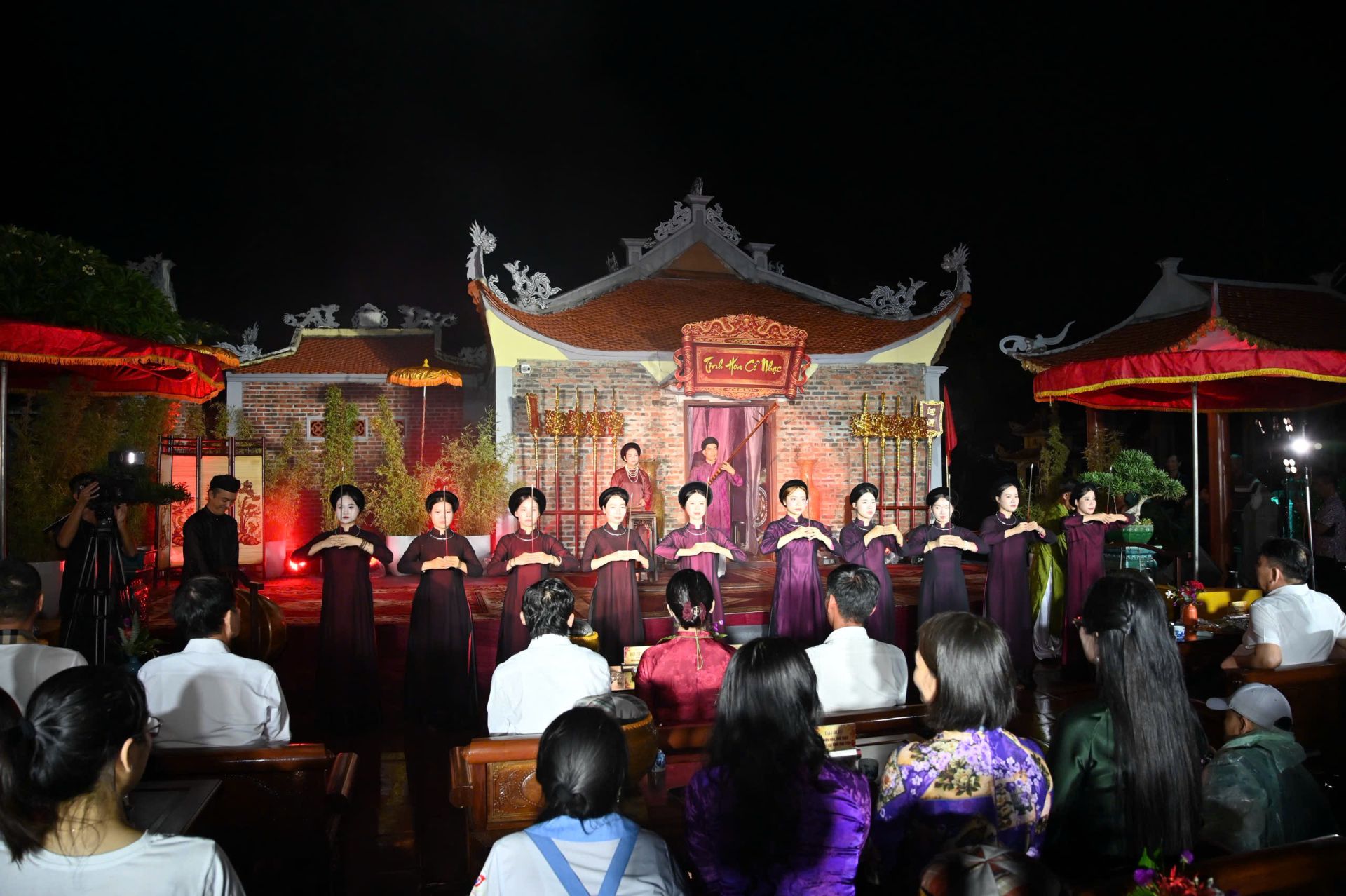 Nghi thức d&acirc;ng hương th&agrave;nh k&iacute;nh hướng về Tổ nghề.