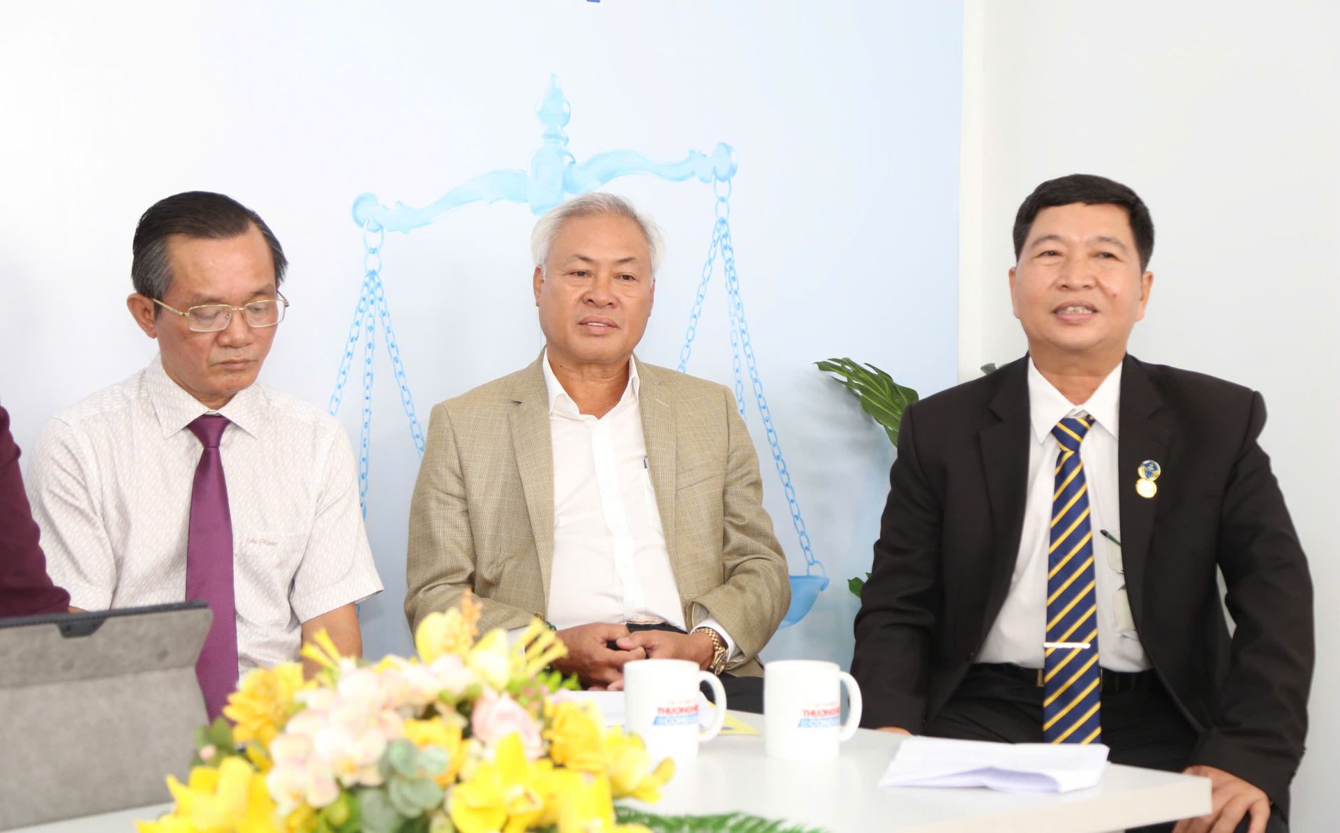 Thạc sĩ, Luật sư Vũ Quốc Toản, Ủy vi&ecirc;n Ban Chấp h&agrave;nh Hội Luật gia TP.HCM, Chi hội trưởng Chi hội Luật gia phường T&acirc;y Thạnh chia sẻ những dấu hiệu nhận diện luật sư giả, c&ocirc;ng ty luật &ldquo;dỏm&rdquo; v&agrave; khuyến c&aacute;o người d&acirc;n thận trọng khi lựa chọn dịch vụ ph&aacute;p l&yacute;.