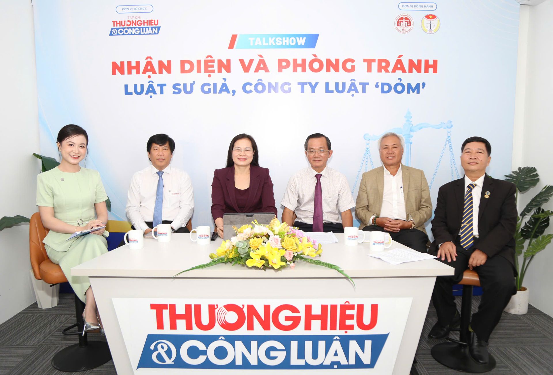 Các khách mời trao đổi, phân tích những thủ đoạn mạo danh luật sư, công ty luật nhằm lừa đảo, chiếm đoạt tài sản của người dân. Các khách mời trao đổi, phân tích những thủ đoạn mạo danh luật sư, công ty luật nhằm lừa đảo, chiếm đoạt tài sản của người dân.