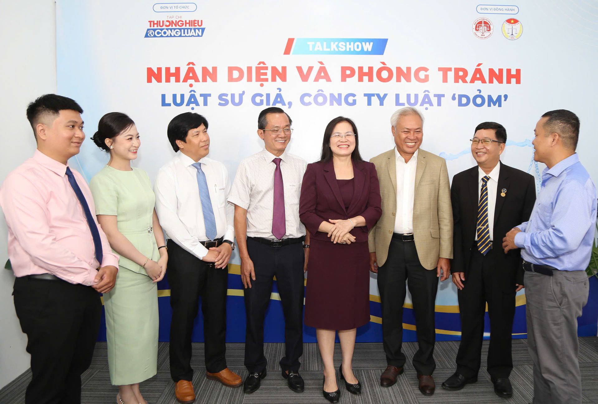 C&aacute;c kh&aacute;ch mời tham gia Talkshow c&ugrave;ng trao đổi, chia sẻ những g&oacute;c nh&igrave;n v&agrave; kinh nghiệm thực tiễn về việc nhận diện, ph&ograve;ng tr&aacute;nh luật sư giả, c&ocirc;ng ty luật &ldquo;dỏm&rdquo;, g&oacute;p phần n&acirc;ng cao nhận thức v&agrave; bảo vệ quyền lợi ch&iacute;nh đ&aacute;ng của người d&acirc;n.