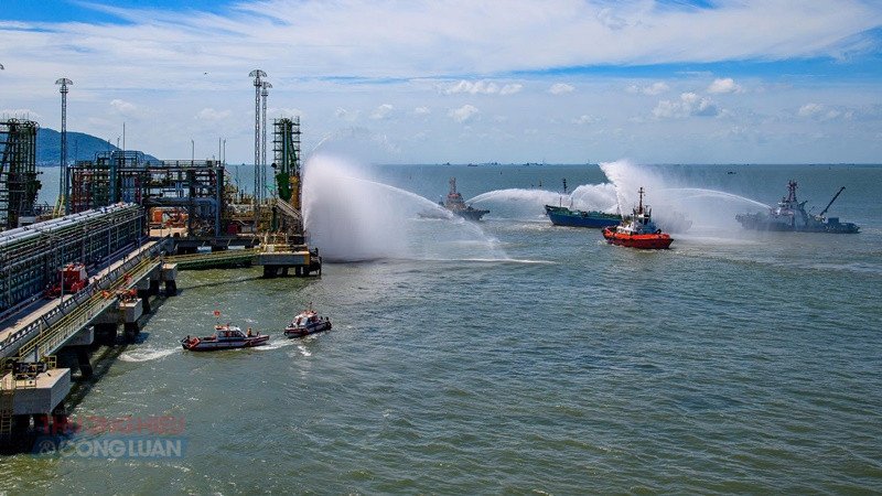 Tàu, ca nô phun bọt dập lửa trên tàu, làm mát thân tàu Tàu, ca nô phun bọt dập lửa trên tàu, làm mát thân tàu