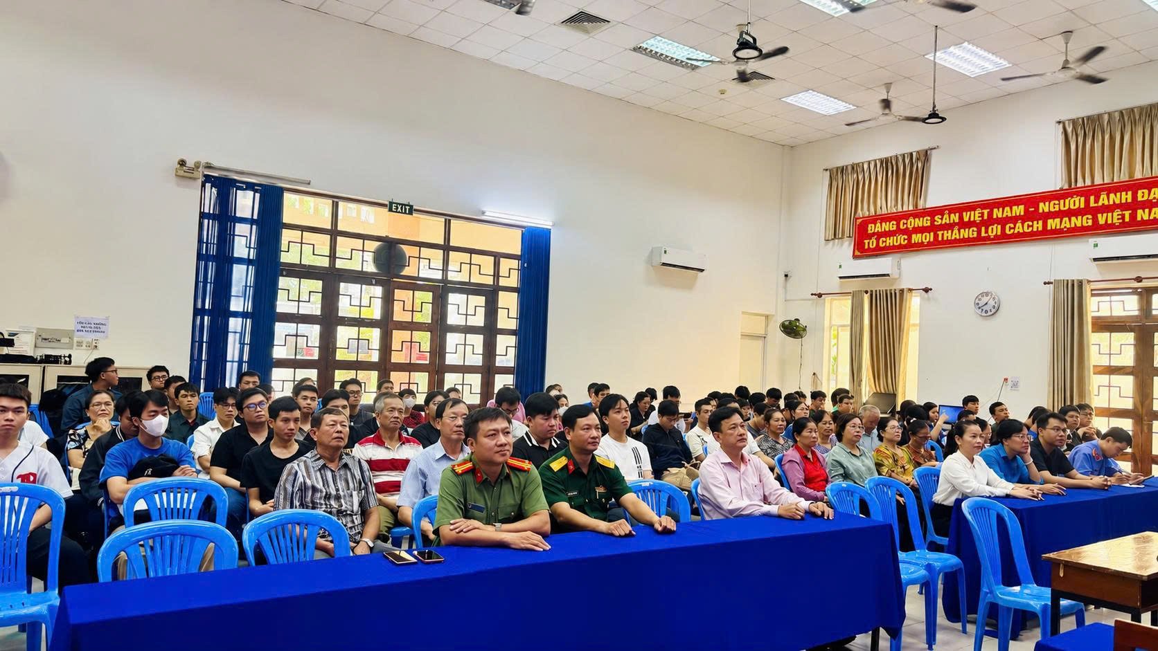 Chương trình có sự tham dự của lãnh đạo UBND phường Tân Bình, đại diện các ban, ngành, đoàn thể và các đơn vị phối hợp tổ chức. Chương trình có sự tham dự của lãnh đạo UBND phường Tân Bình, đại diện các ban, ngành, đoàn thể và các đơn vị phối hợp tổ chức.
