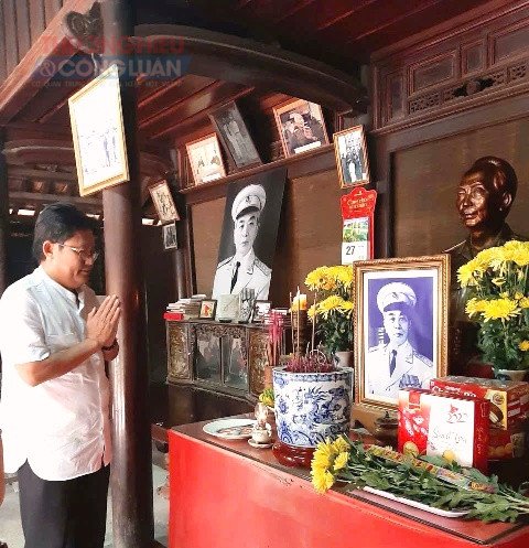 T&aacute;c giả thắp hương k&iacute;nh viếng tại nh&agrave; lưu niệm Đại tướng V&otilde; Nguy&ecirc;n Gi&aacute;p.