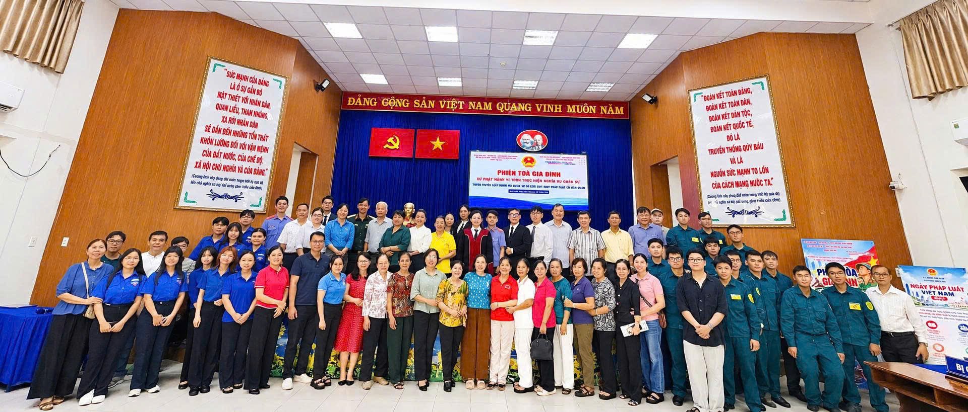 Lãnh đạo phường Tân Bình cùng đại diện Tòa án nhân dân, Viện Kiểm sát nhân dân Khu vực 4 và các đơn vị chụp ảnh lưu niệm. Lãnh đạo phường Tân Bình cùng đại diện Tòa án nhân dân, Viện Kiểm sát nhân dân Khu vực 4 và các đơn vị chụp ảnh lưu niệm.