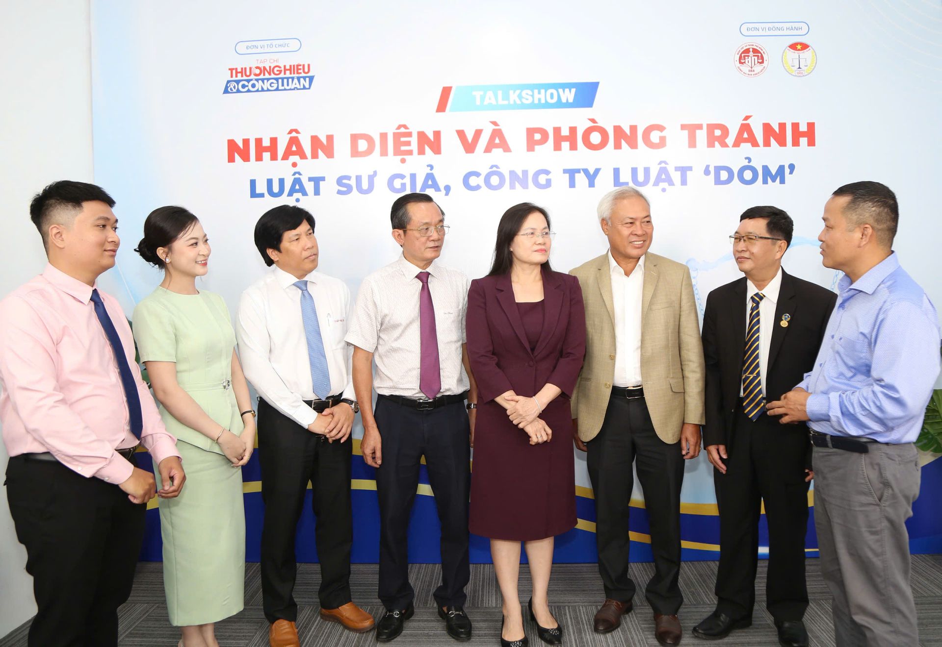 Talkshow “Nhận diện và phòng tránh luật sư giả, công ty luật ‘dỏm’” do Tạp chí Thương hiệu và Công luận tổ chức, với sự tham gia của các chuyên gia, luật sư và đại diện cơ quan quản lý. Talkshow “Nhận diện và phòng tránh luật sư giả, công ty luật ‘dỏm’” do Tạp chí Thương hiệu và Công luận tổ chức, với sự tham gia của các chuyên gia, luật sư và đại diện cơ quan quản lý.