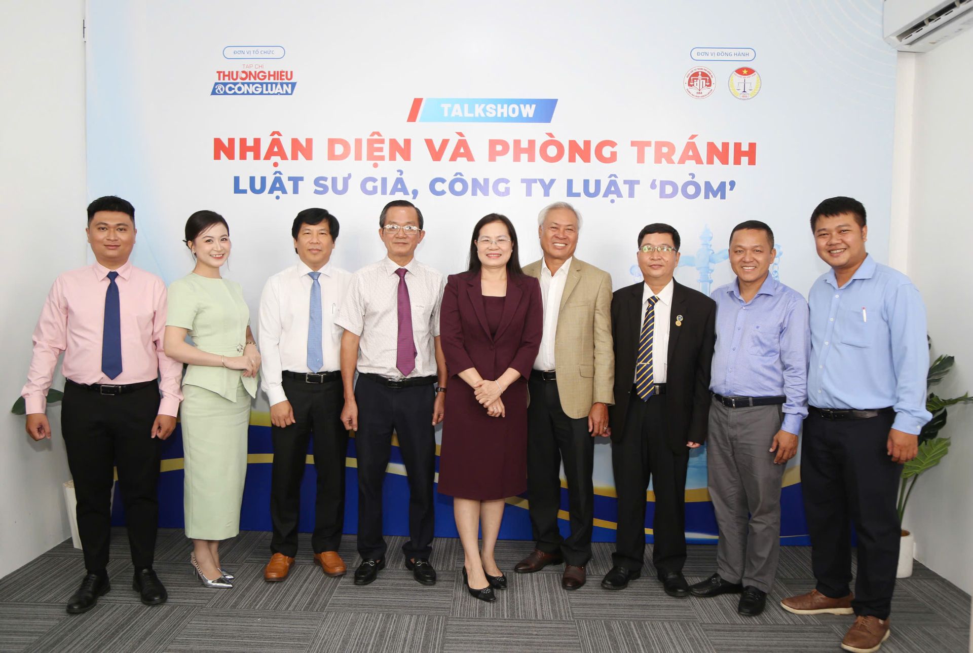 Luật sư Lê Hồng Nguyên cùng các khách mời chụp ảnh lưu niệm tại Talkshow “Nhận diện và phòng tránh luật sư giả, công ty luật ‘dỏm’” do Tạp chí Thương hiệu và Công luận tổ chức. Luật sư Lê Hồng Nguyên cùng các khách mời chụp ảnh lưu niệm tại Talkshow “Nhận diện và phòng tránh luật sư giả, công ty luật ‘dỏm’” do Tạp chí Thương hiệu và Công luận tổ chức.