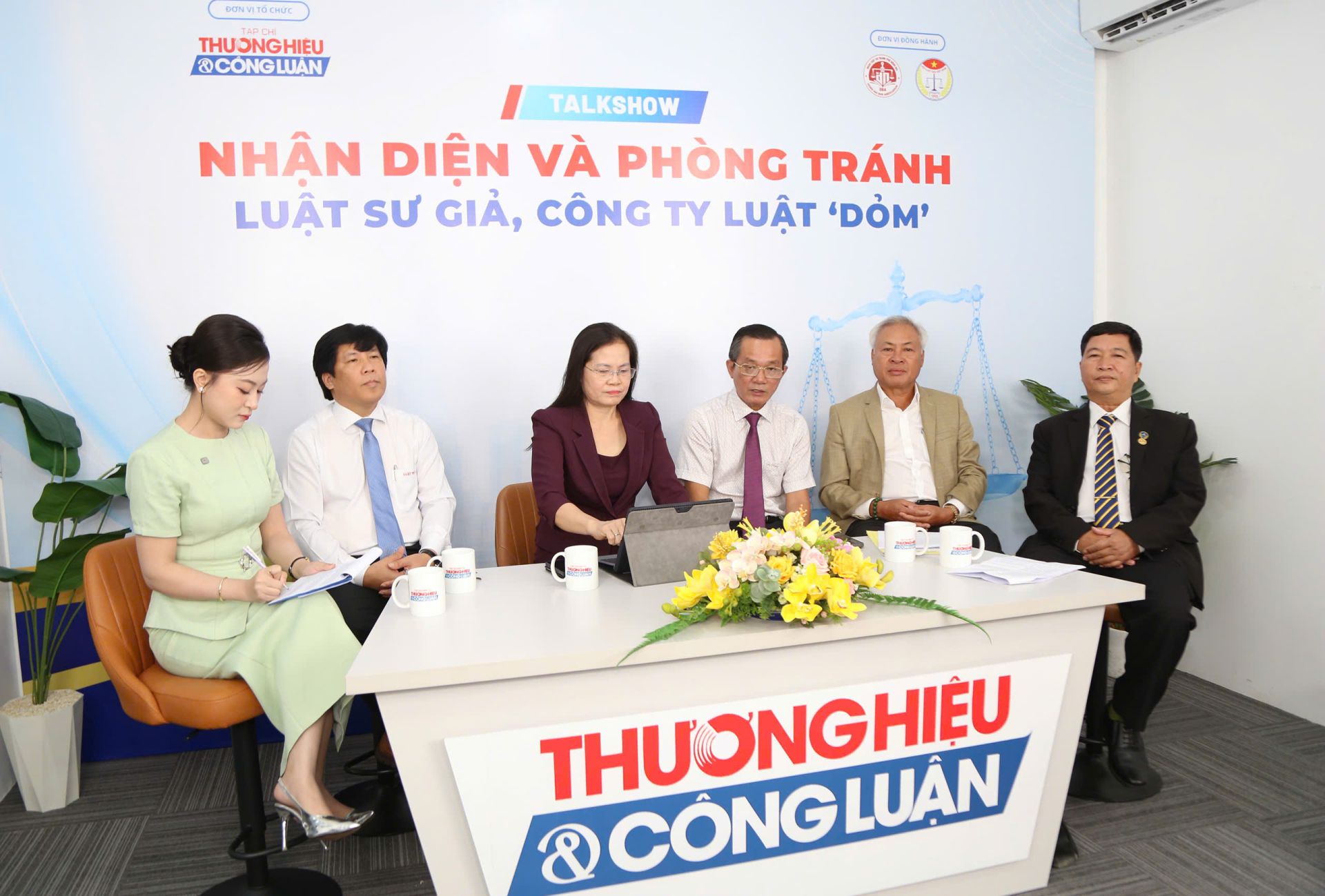 Luật sư Lê Hồng Nguyên cùng các khách mời trao đổi về yêu cầu minh bạch thông tin, tăng cường xác minh tư cách hành nghề luật sư. Luật sư Lê Hồng Nguyên cùng các khách mời trao đổi về yêu cầu minh bạch thông tin, tăng cường xác minh tư cách hành nghề luật sư.