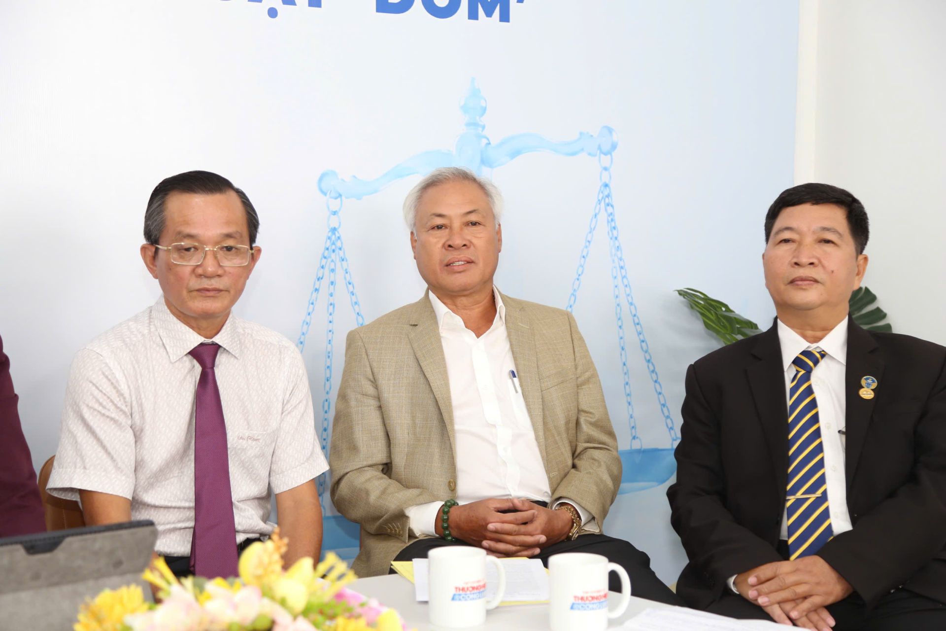 Luật sư Lê Hồng Nguyên cùng các chuyên gia trao đổi về trách nhiệm phối hợp giữa cơ quan quản lý, tổ chức nghề nghiệp và đội ngũ luật sư trong phòng ngừa, ngăn chặn hành vi mạo danh. Luật sư Lê Hồng Nguyên cùng các chuyên gia trao đổi về trách nhiệm phối hợp giữa cơ quan quản lý, tổ chức nghề nghiệp và đội ngũ luật sư trong phòng ngừa, ngăn chặn hành vi mạo danh.