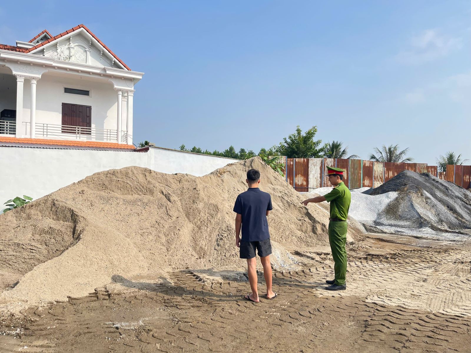 Lực lượng chức năng kiểm tra nguồn gốc xuất xứ số vật liệu xây dựng tại cơ sở kinh doanh. Ảnh: Công an Phú Thọ Lực lượng chức năng kiểm tra nguồn gốc xuất xứ số vật liệu xây dựng tại cơ sở kinh doanh. Ảnh: Công an Phú Thọ