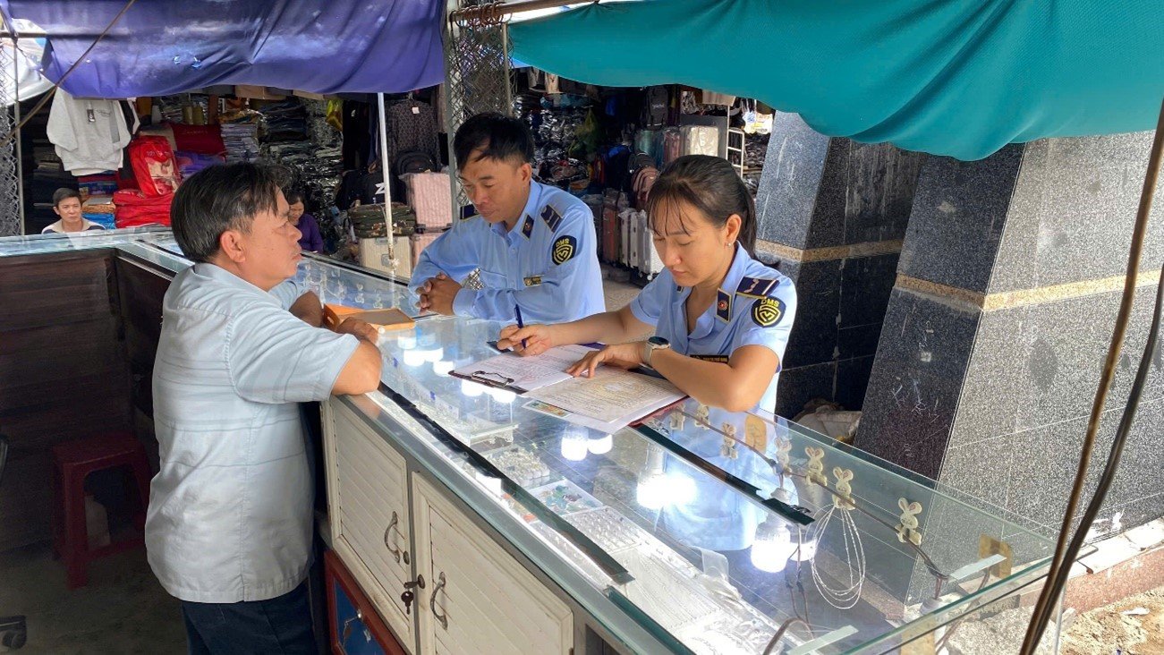 Lực lượng thuộc Đội Quản lý thị trường số 2 tuyên truyền, ký cam kết đối với hộ kinh doanh tại Chợ Phù Cát. Ảnh: QLTT Gia Lai Lực lượng thuộc Đội Quản lý thị trường số 2 tuyên truyền, ký cam kết đối với hộ kinh doanh tại Chợ Phù Cát. Ảnh: QLTT Gia Lai